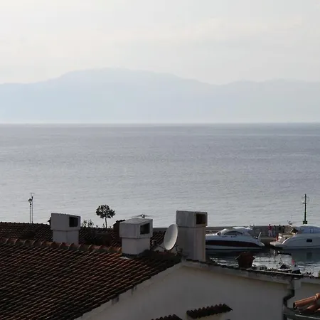 Gostinjska kuća And With Parking Space Njivice, Krk - 408 Njivice