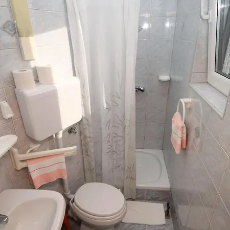 And With Parking Space Njivice, Krk - 408 Guest house 3*